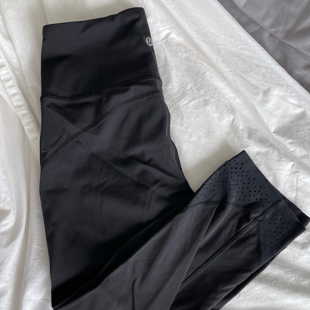 Lululemon cropped black leggings. Size 6
